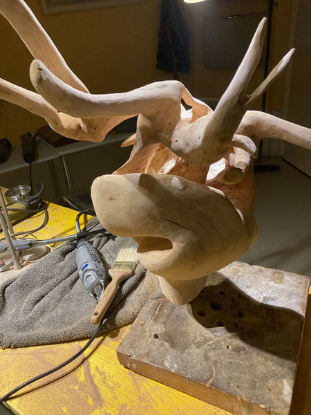 Medusa- Holzskulptur von Christina Friedli