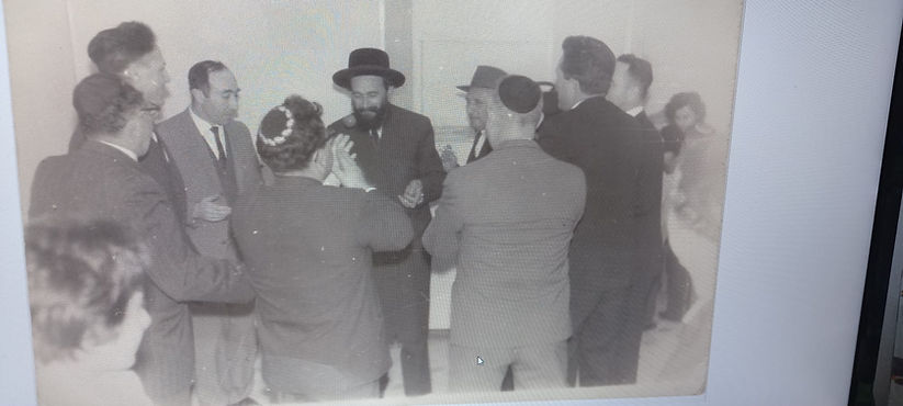 הכנסת ספר תורה שהובא מסלובקי בבת ים.jpg