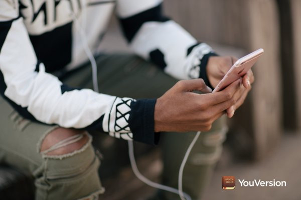 Muchas resoluciones fracasan en febrero, pero no dentro de la comunidad de la Aplicación de la Biblia YouVersion YouVersion comparte consejos para mantenerse firmes en las resoluciones de leer más la Biblia a lo largo del 2020. Cada enero, mientras las personas se preparan para el año que tienen por delante, muchos enfocan sus resoluciones de Año Nuevo en la Biblia. Por segundo año consecutivo, YouVersion vio más de 1 millón de suscripciones a Planes Bíblicos el 1 de enero de 2020. Y aunque U.S. News & World Report afirma que el 80% de las resoluciones fracasan en febrero, YouVersion realmente ha visto un incremento en la interacción con la Biblia, por medio del Reto de 21 días que inicia cada febrero. De hecho, YouVersion experimentó un aumento del 11% de participación en la Biblia de enero a febrero de 2019.