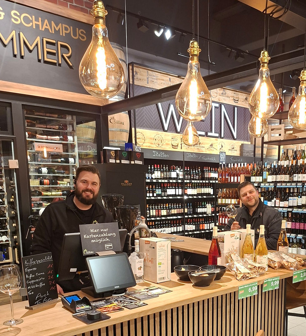 Felix Weigand und Tilman Ehbrecht, Weinfachberater bei EDEKA Süllau
