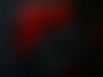 Nahaufnahme eines elegant verpackten schwarzen Geschenk-Gutscheins mit roter Schleife, auf dem eine moderne schwarze Pistole liegt; daneben rote Christbaumkugeln und beleuchtete grüne Tannenzweige auf dunklem Hintergrund – stilvoll, hochwertig und festlich, im Target-One-Farbschema.“