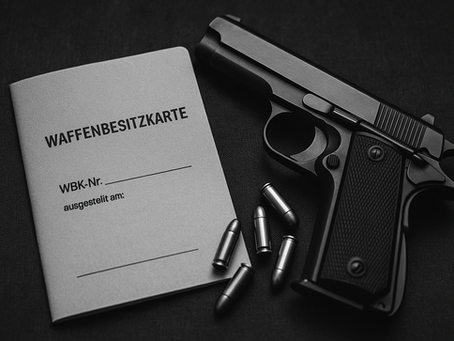 Schwarz-weiß-Fotografie mit Waffenbesitzkarte, Pistole und Antragsformularen – Symbolbild für den legalen Waffenbesitz und die Beantragung einer WBK in Deutschland.
