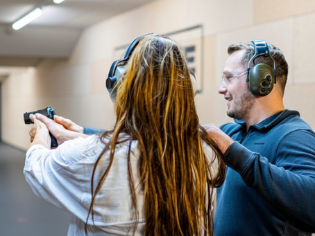 Professionelle Vorbereitung auf eine Private Session: Gehörschutz und Präzisionswerkzeug auf dem Schießstand.