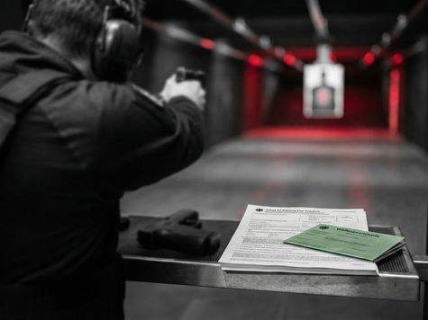 "Nahaufnahme von Waffenbesitzkarte (WBK) und Antragsformularen auf der Ablage eines Schießstandes, mit fokussiertem Sportschützen im unscharfen Hintergrund – Symbolbild für die Voraussetzungen zum legalen Waffenbesitz.