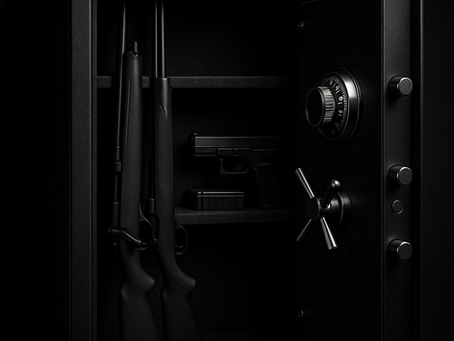 Schwarz-weiß Foto eines geöffneten Waffenschranks mit geordnet gelagerten Kurzwaffen, Langwaffen und Munitionsbox. Die klare, kontrastreiche Beleuchtung betont die strukturierte, sichere Aufbewahrung nach WaffG-Vorgaben.