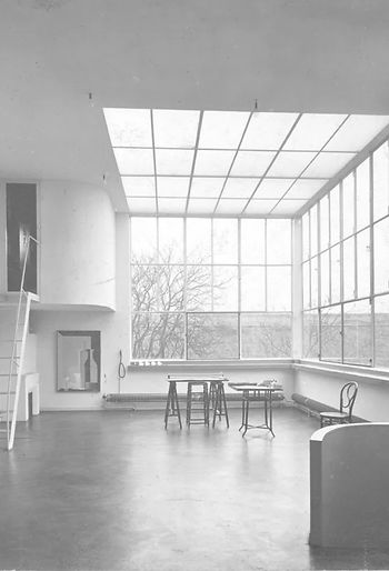 L'atelier du peintre, caractérisé par ses grandes verrières. (c) Fondation Le Corbusier