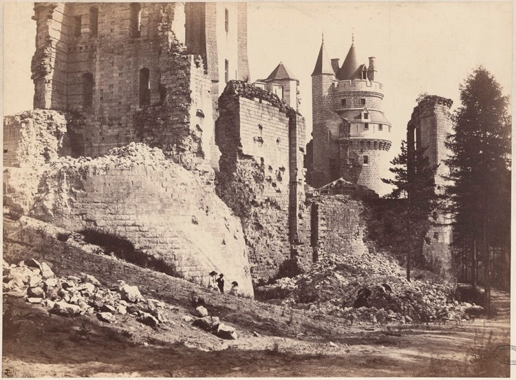 Le donjon restauré parmi les ruines. (c) Base de données POP