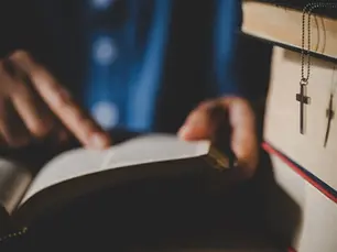 Imagem de uma pessoa estudando a bíblia em um curso livre ou formação teológica estruturada.