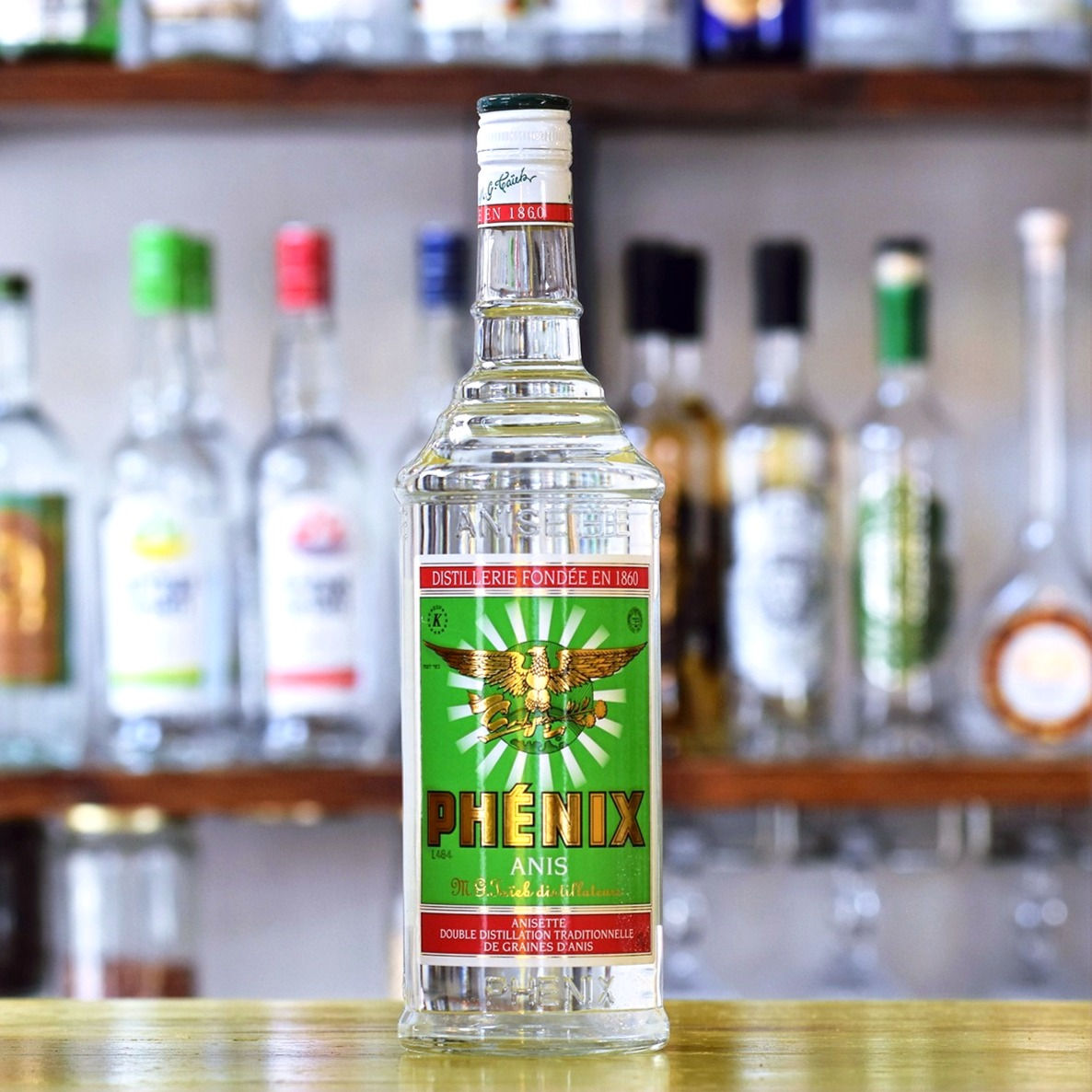 בקבוק ערק פיניקס על רקע בר פימפינלה