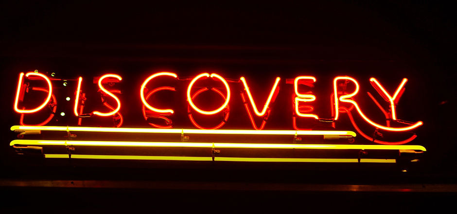 lighted%20red%20Discovery%20neon%20signage_edited.jpg
