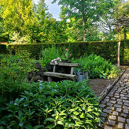 Les voûtes soutenant la terrasse, à l’extrémité sud-est du jardin. Printemps 2020 © Ol