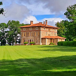 Les voûtes soutenant la terrasse, à l’extrémité sud-est du jardin. Printemps 2020 © Ol