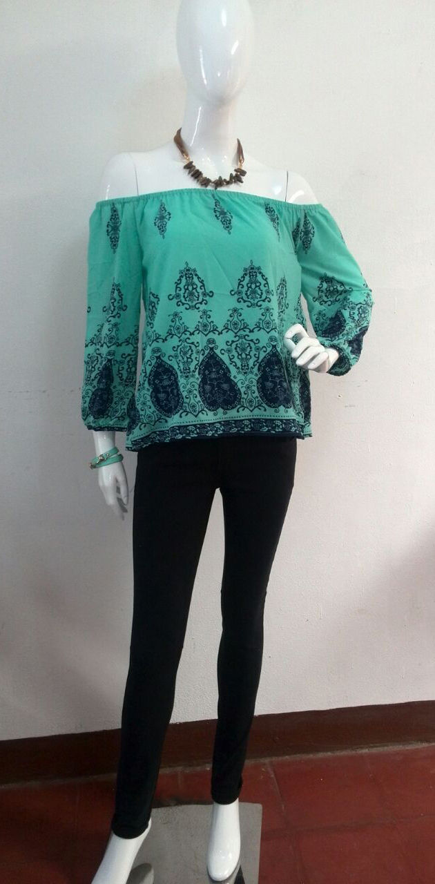 Blusa estampada hombros