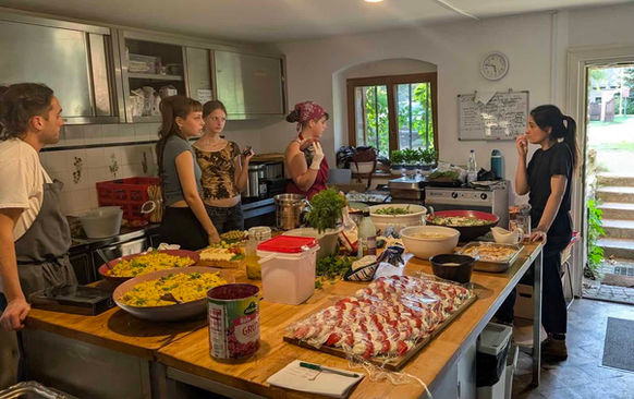 Das Kochteam in der Cateringküche. 
