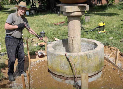 Co-Working, Co-Creation, Bau eines eines Springbrunnen mit historischen Materialien. und alten Methoden.