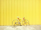 Fahrrad gegen eine gelbe Wand