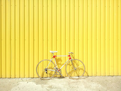 Bicicleta de encontro a uma parede amare