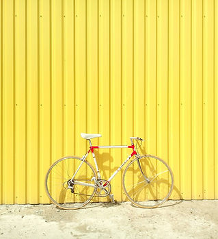 Vélo contre un mur jaune