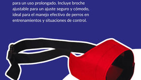 Bozal rojo para perro con correa negra sobre fondo negro, visto de lado.
