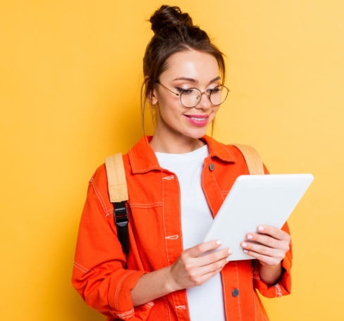 un cliente leyendo la revista digital. 