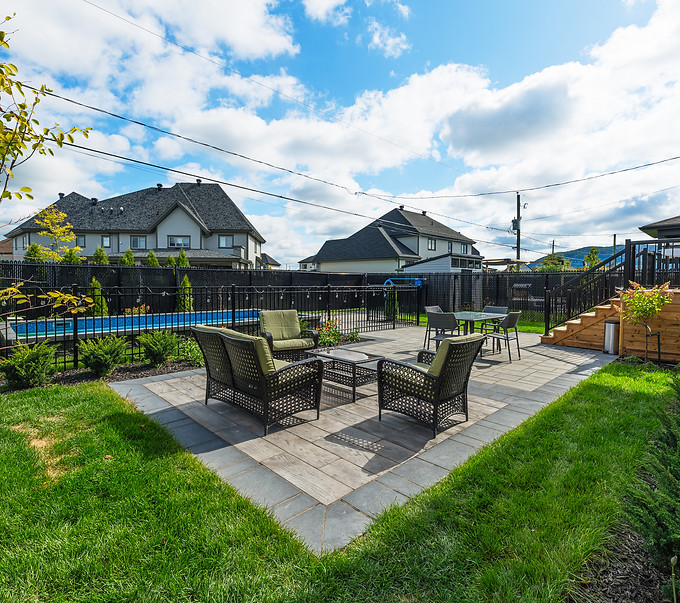 L'espace détentede l'aménagement paysager sur dalles avec un contour noir