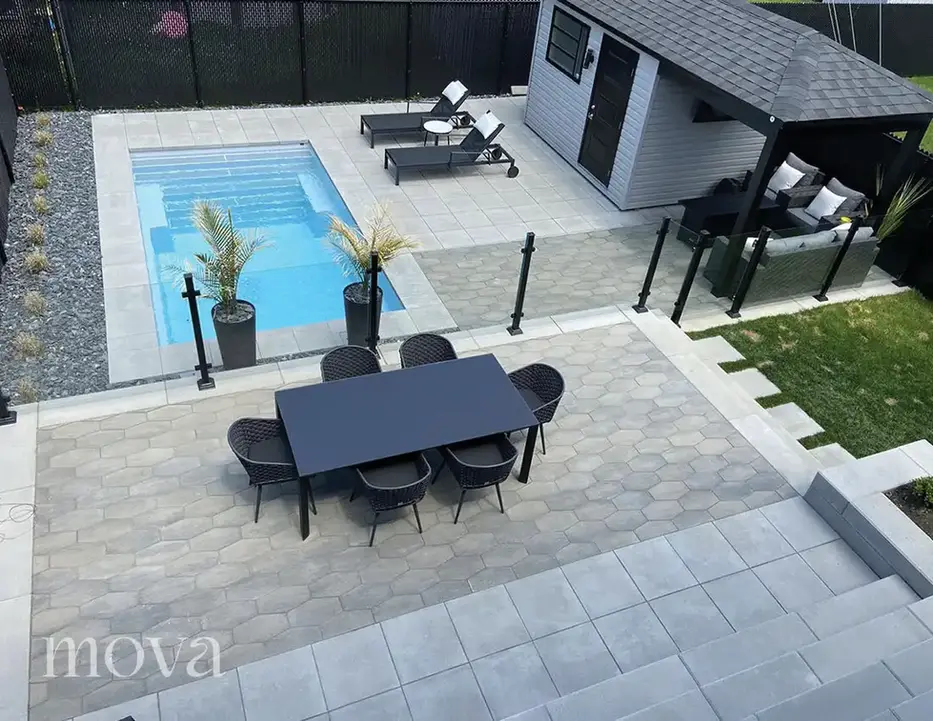 Un aménagement paysager complet avec une piscine Mova