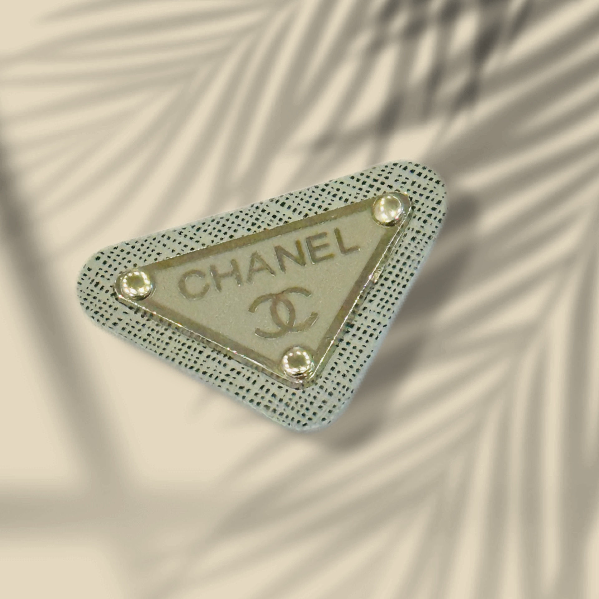 Шеврон 5*3см колір сірий штучна шкіра з металевим логотипом Chanel