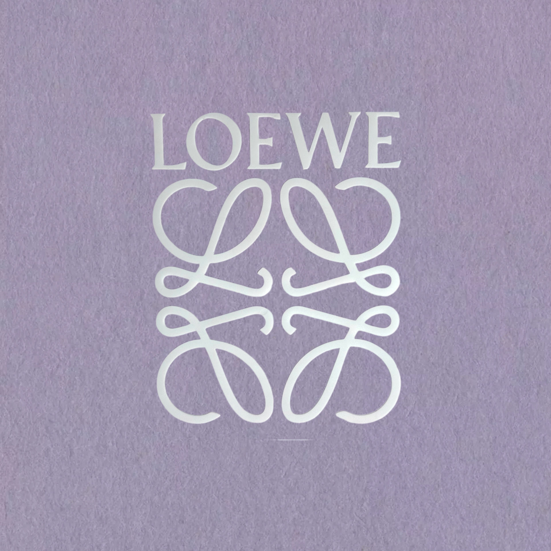 Термоаплікація 7*8.5см колір білий логотип Loewe