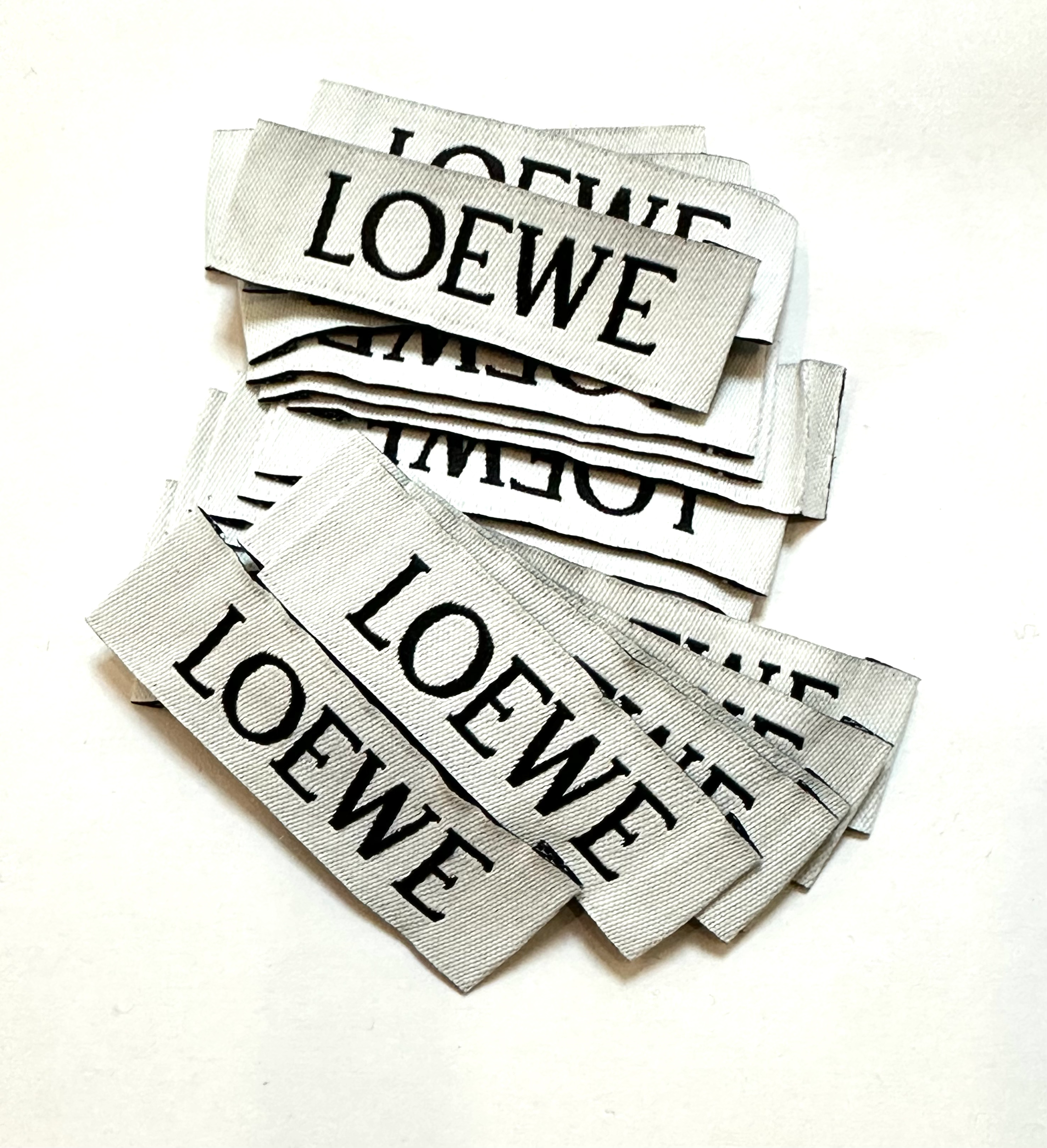 Лейба 5*1.6см колір білий логотип Loewe