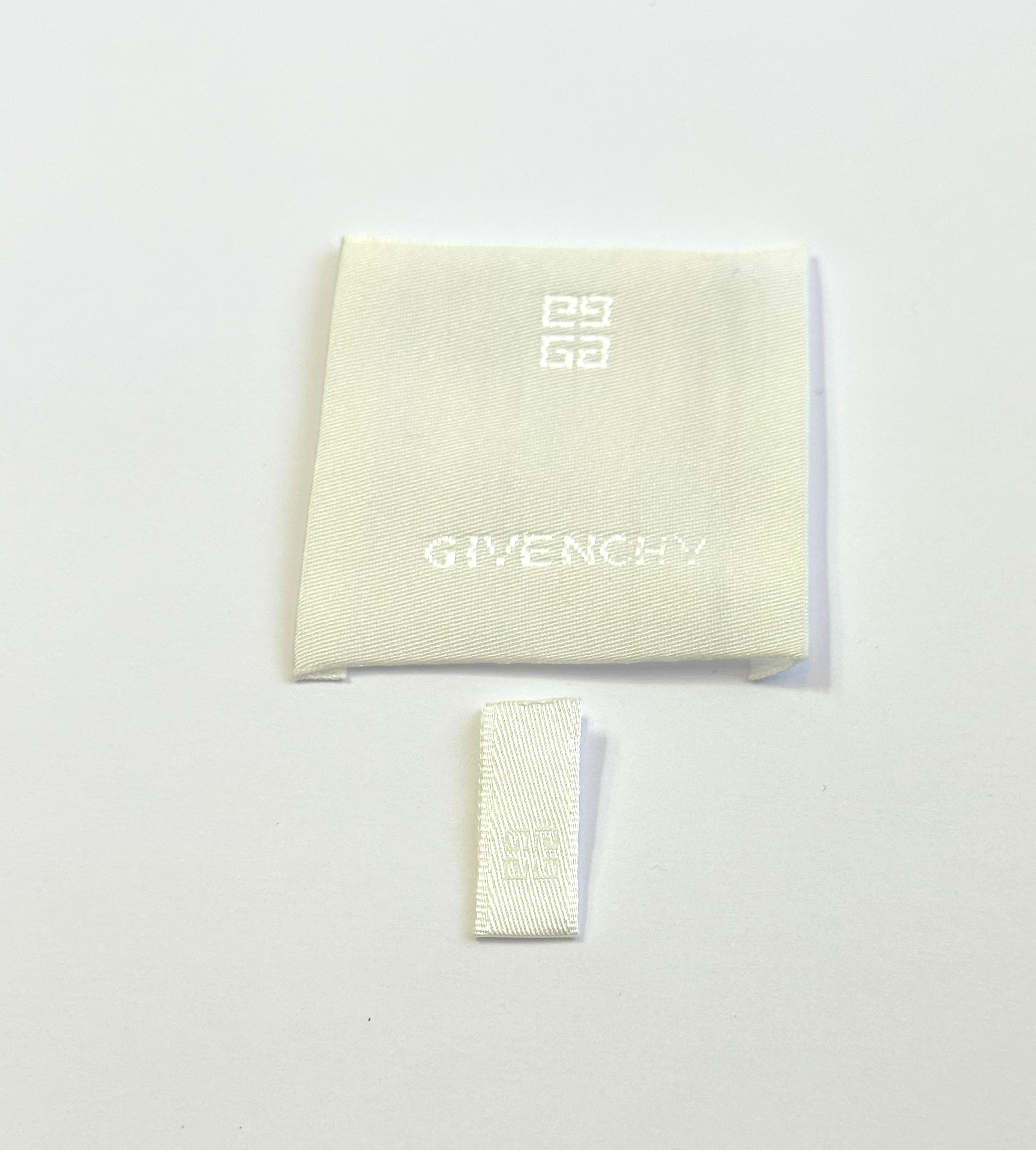 Лейба 5*5.2см колір білий з логотипом Givenchy