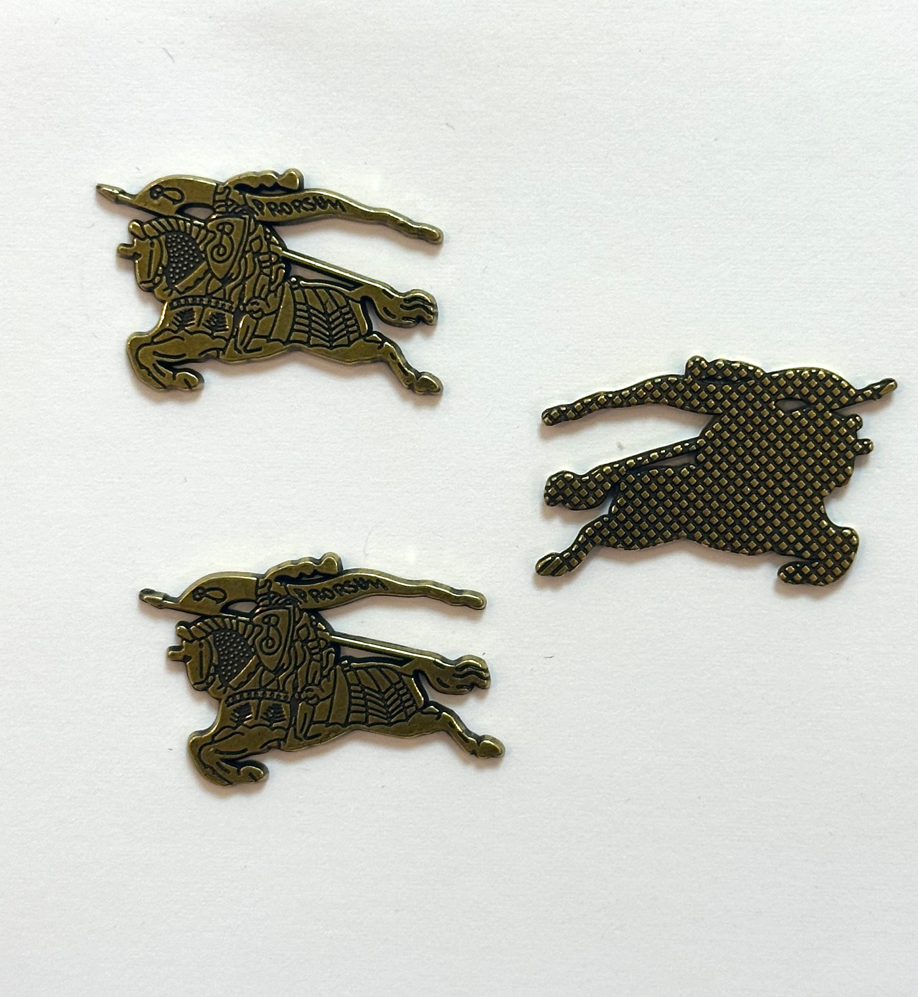 Емблема  металева 2.5*1.5см колір античне золото логотип Burberry 