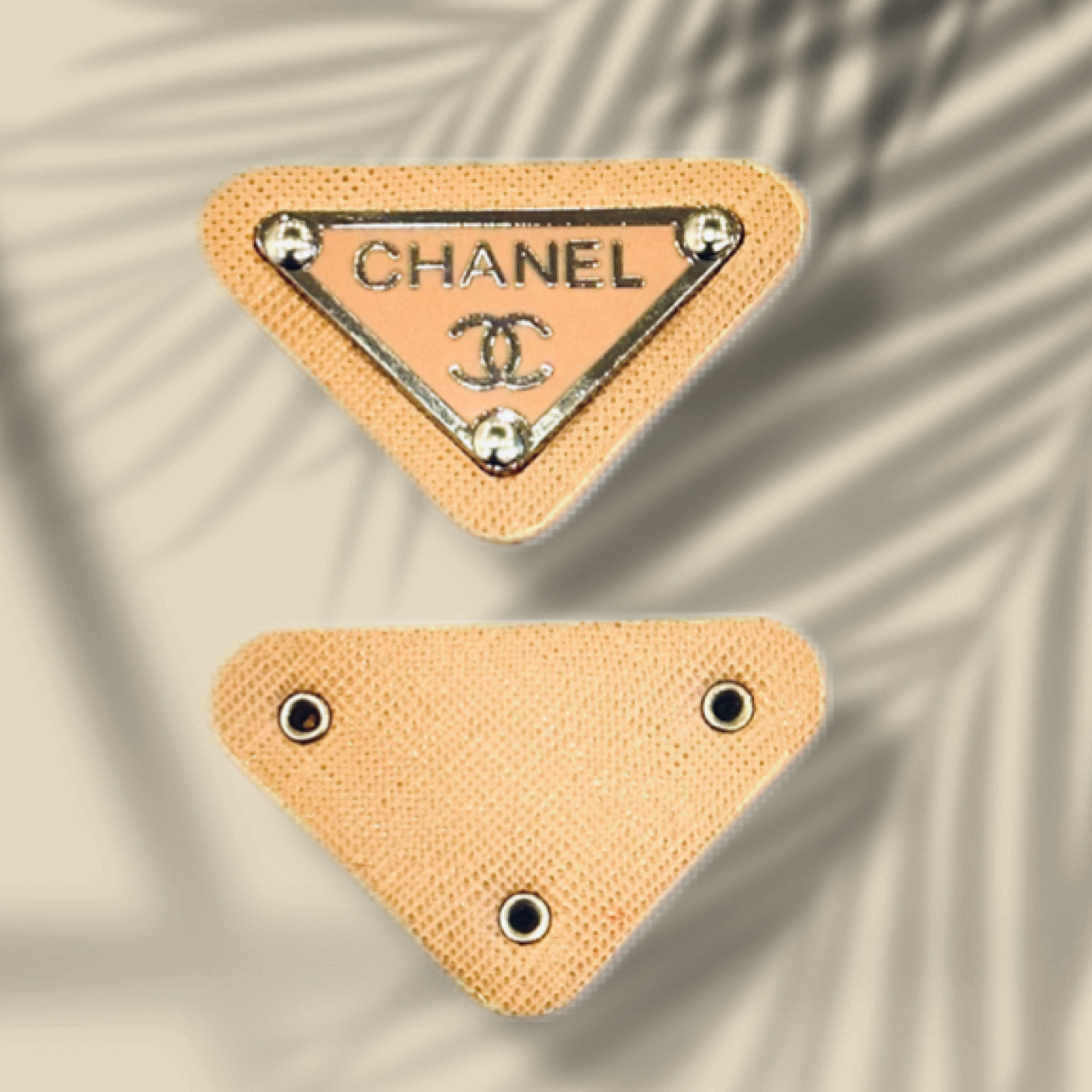 Шеврон 5*3см колір беж штучна шкіра з металевим логотипом Chanel