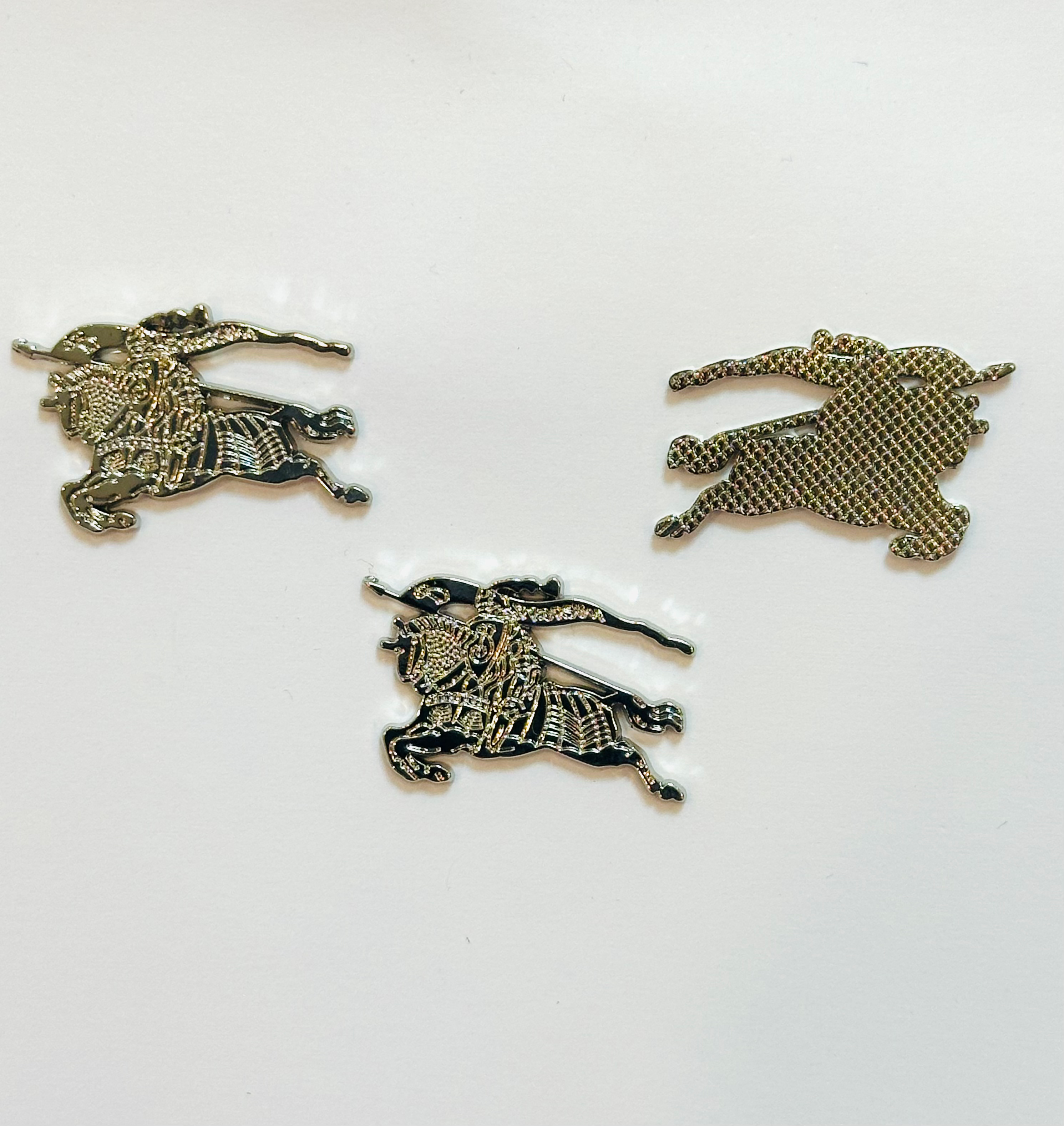 Емблема  металева 2.5*1.5см колір срібло логотип Burberry 