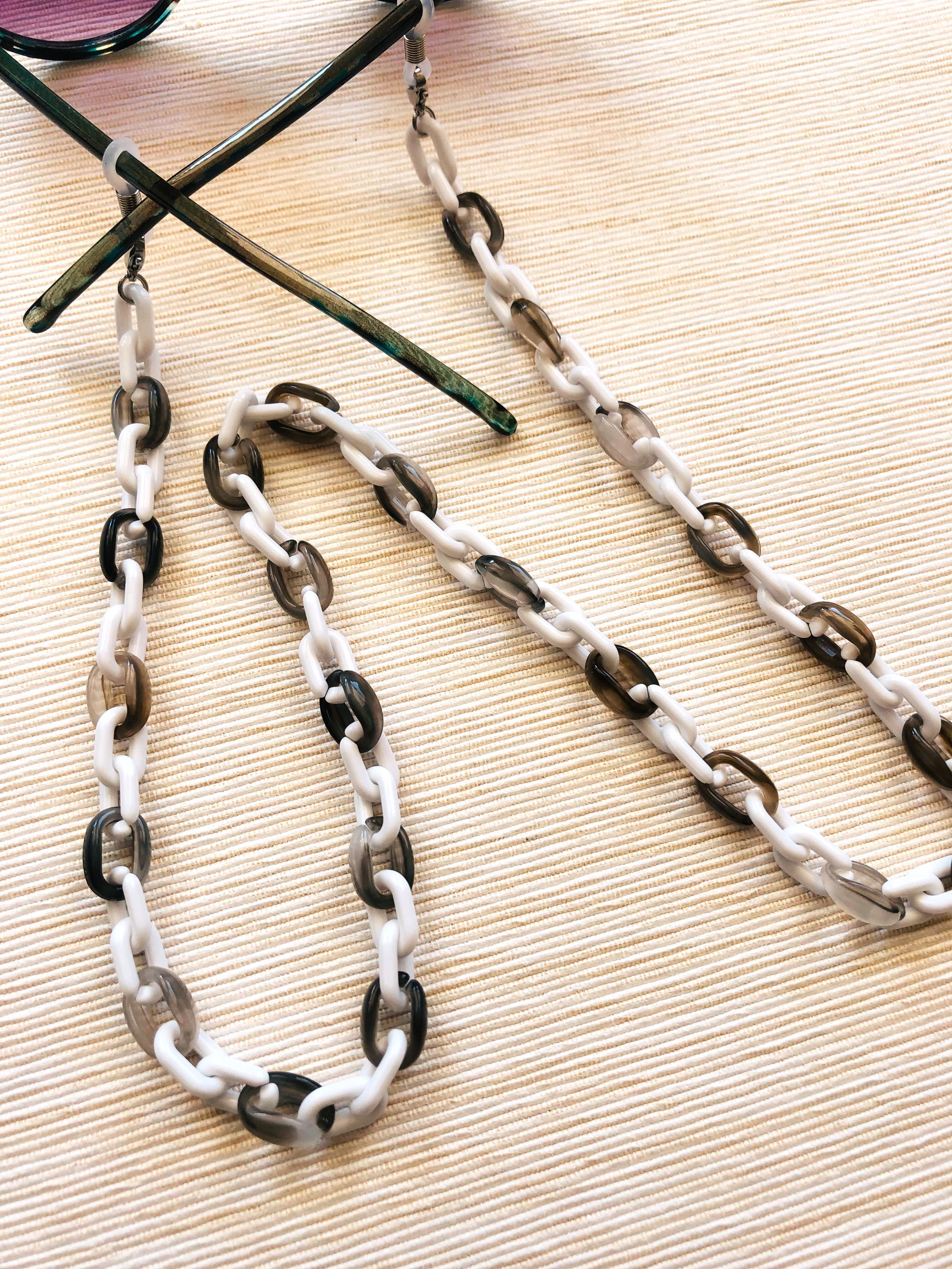 Chaînette pour lunette acrylique gris et blanc