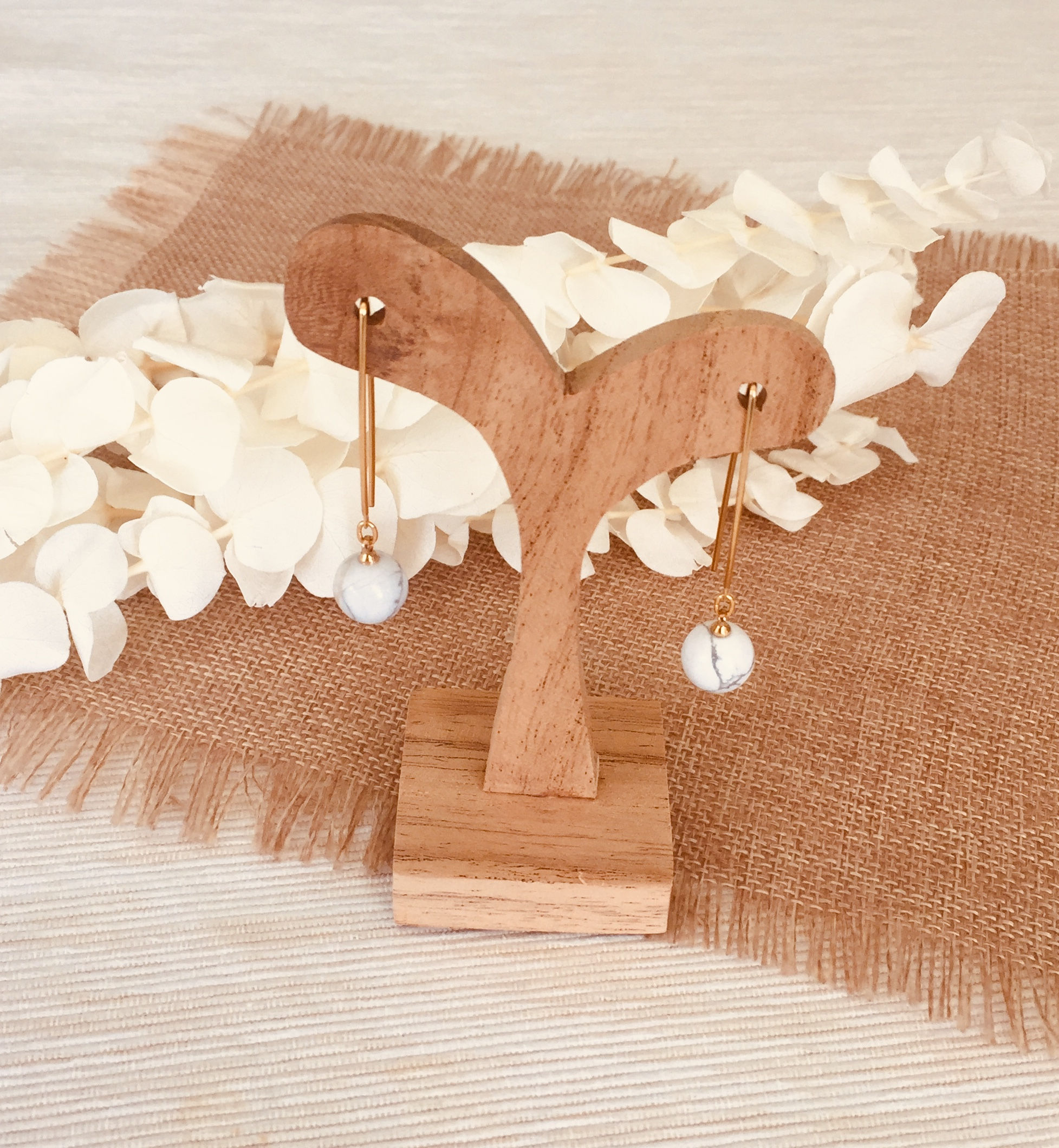 BO dorées crochet boule Howlite