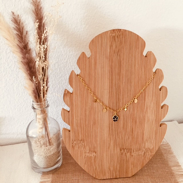 Miniature : Collier doré médaillon noir et minis breloques