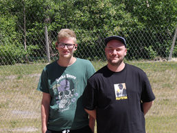 Mathias & mentor Stef voor een hek