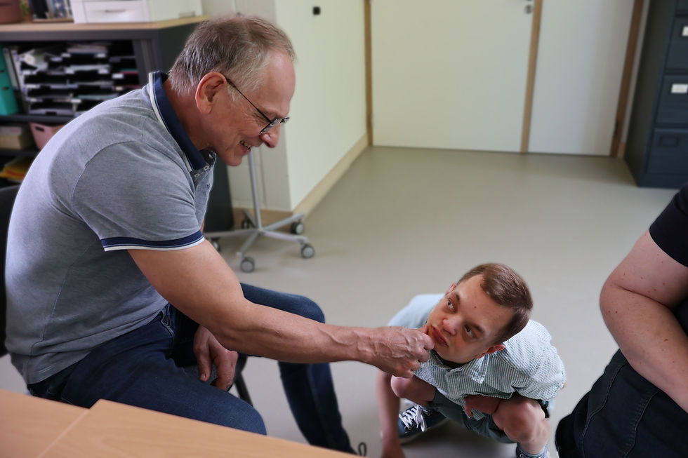 Kris met zijn papa die over zijn kin wrijft