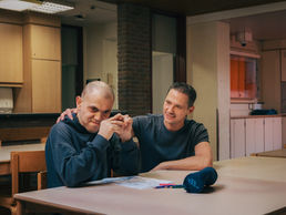 Tim naast een kleurende Domenico aan tafel