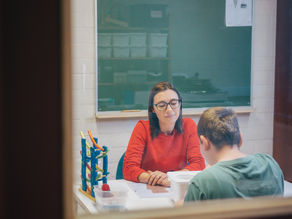 Heidi tijdens een logosessie met een bewoner