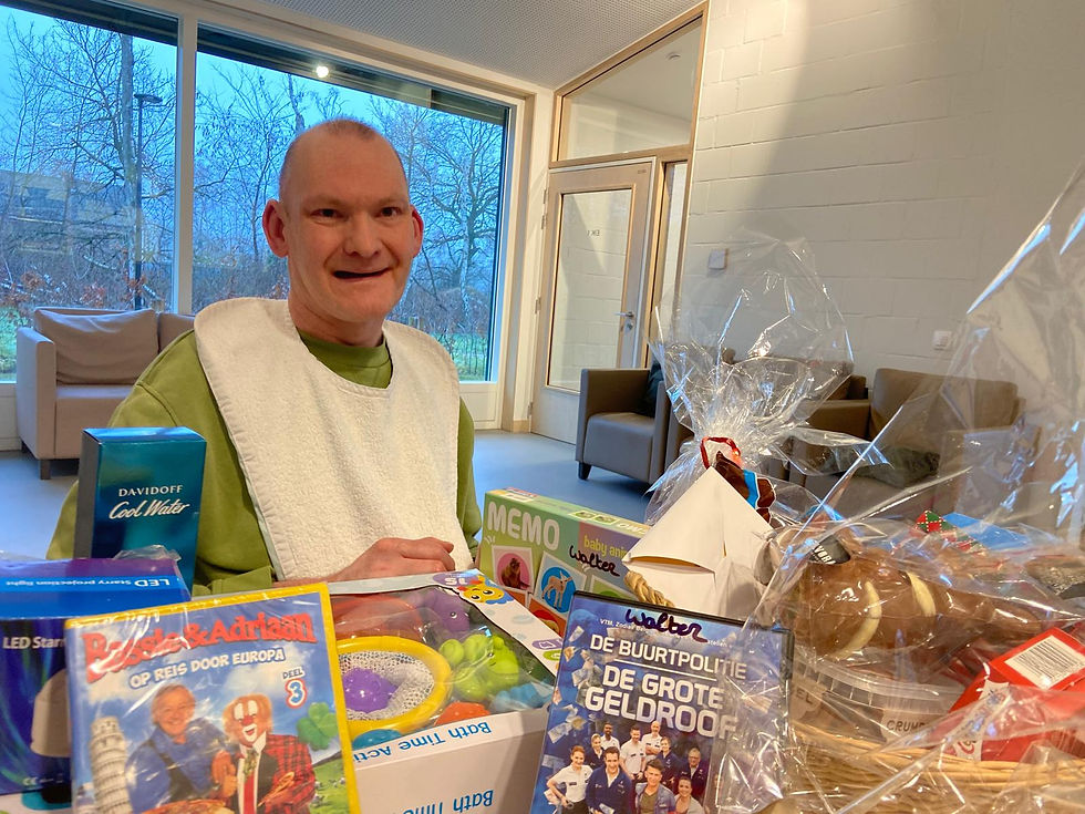 Walter is al lachend omringd door allerlei cadeautjes, er zit zelfs een film van De Buurtpolitie bij.