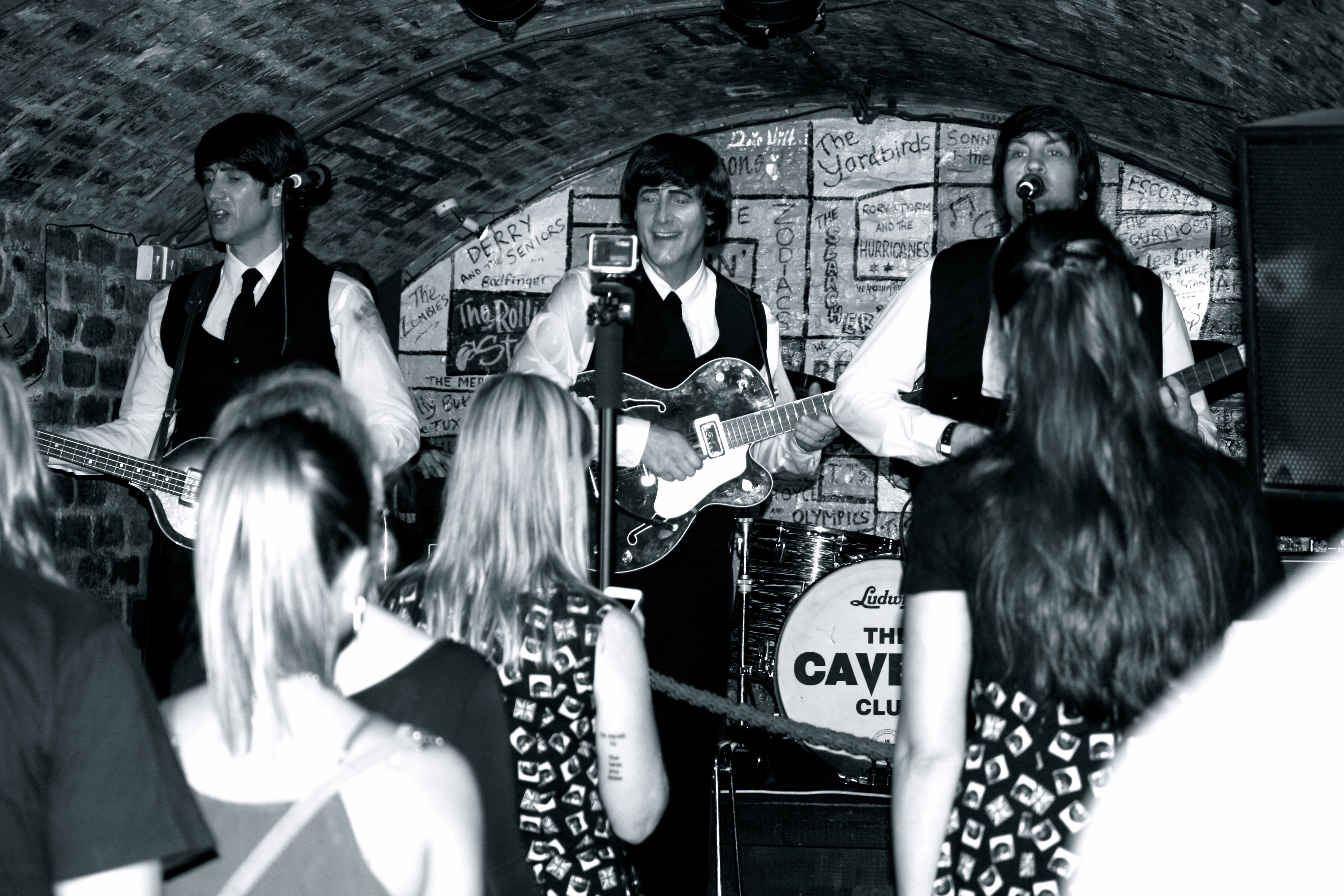 Битлз каверн клаб. Алиса вайт гласс. Alissa and the have nots. Alissa white-gluz 2023. Alissa and the have-nots cavern android.