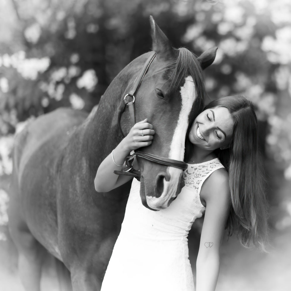 Portrait en noir et blanc d'un cheval avec sa propriétaire