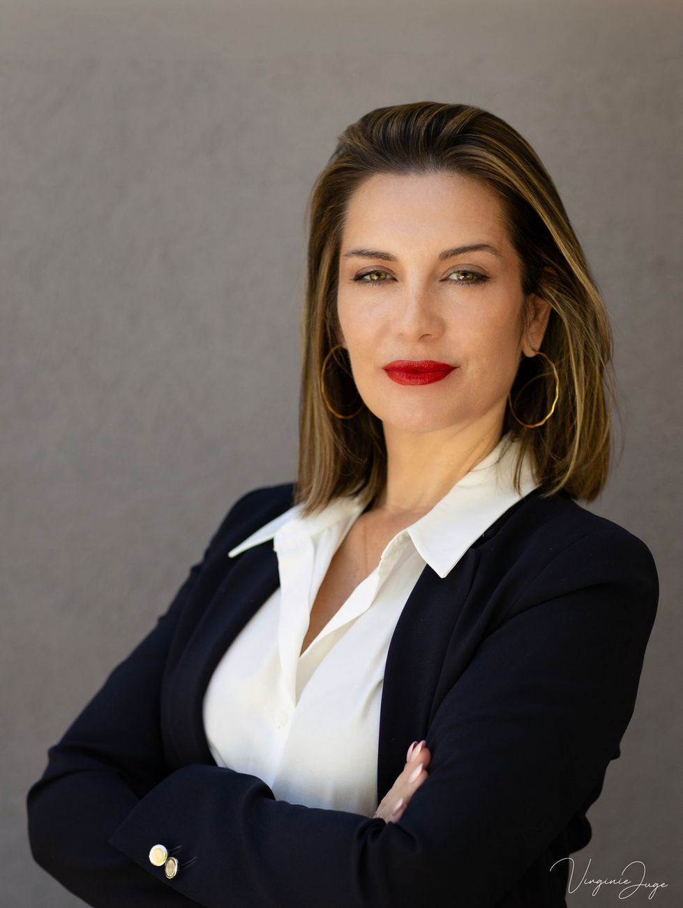 Portrait professionnel d'une femme en tenue élégante