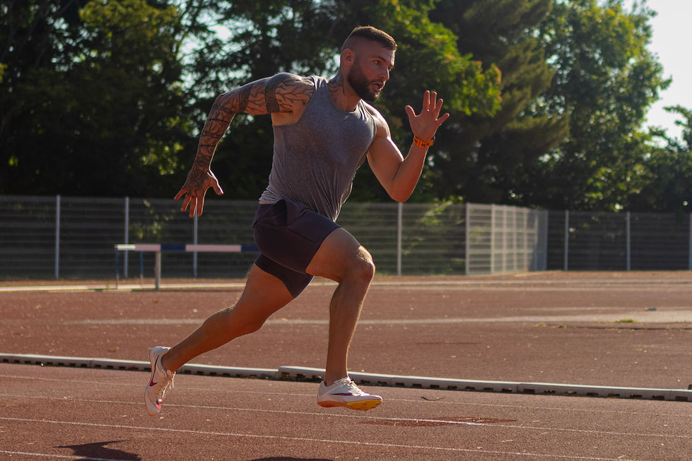 Athlète en pleine course sur une piste d'athlétisme