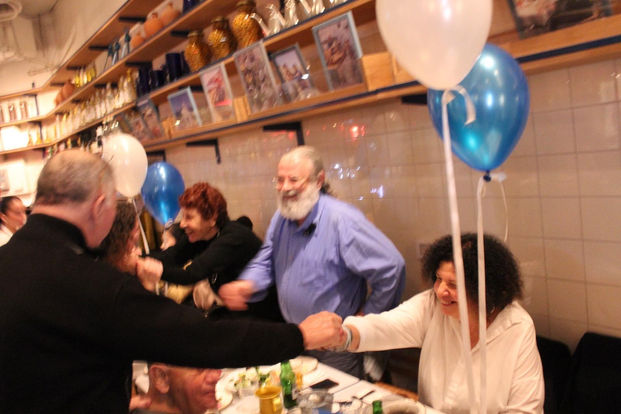 אברהם חולי עם משפחה וחברים חוגג את יום הולדתו ה-80