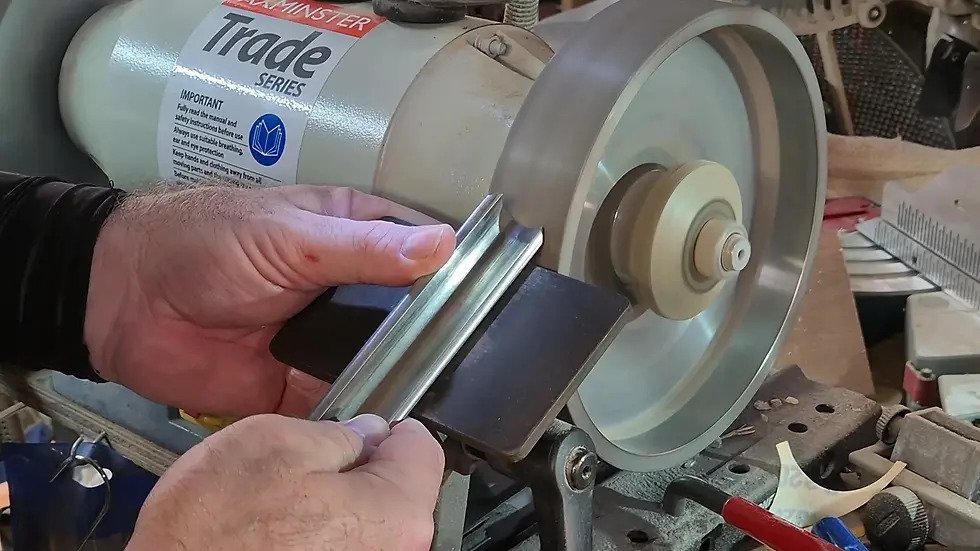 Sharpening a spindle roughing gouge on a woodturning half speed grinder using a Oneway wolverine platform