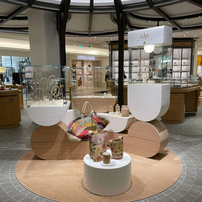 Aménagement de vitrine haut de gamme pour Gas Bijoux au Bon Marché