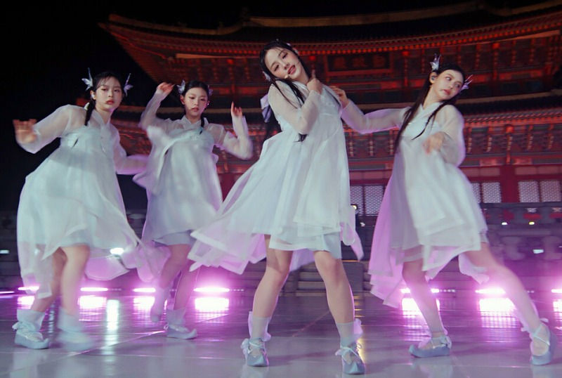 NewJeans perform in front of Geunjeongjeon Hall at Gyeongbokgung Palace © KBC