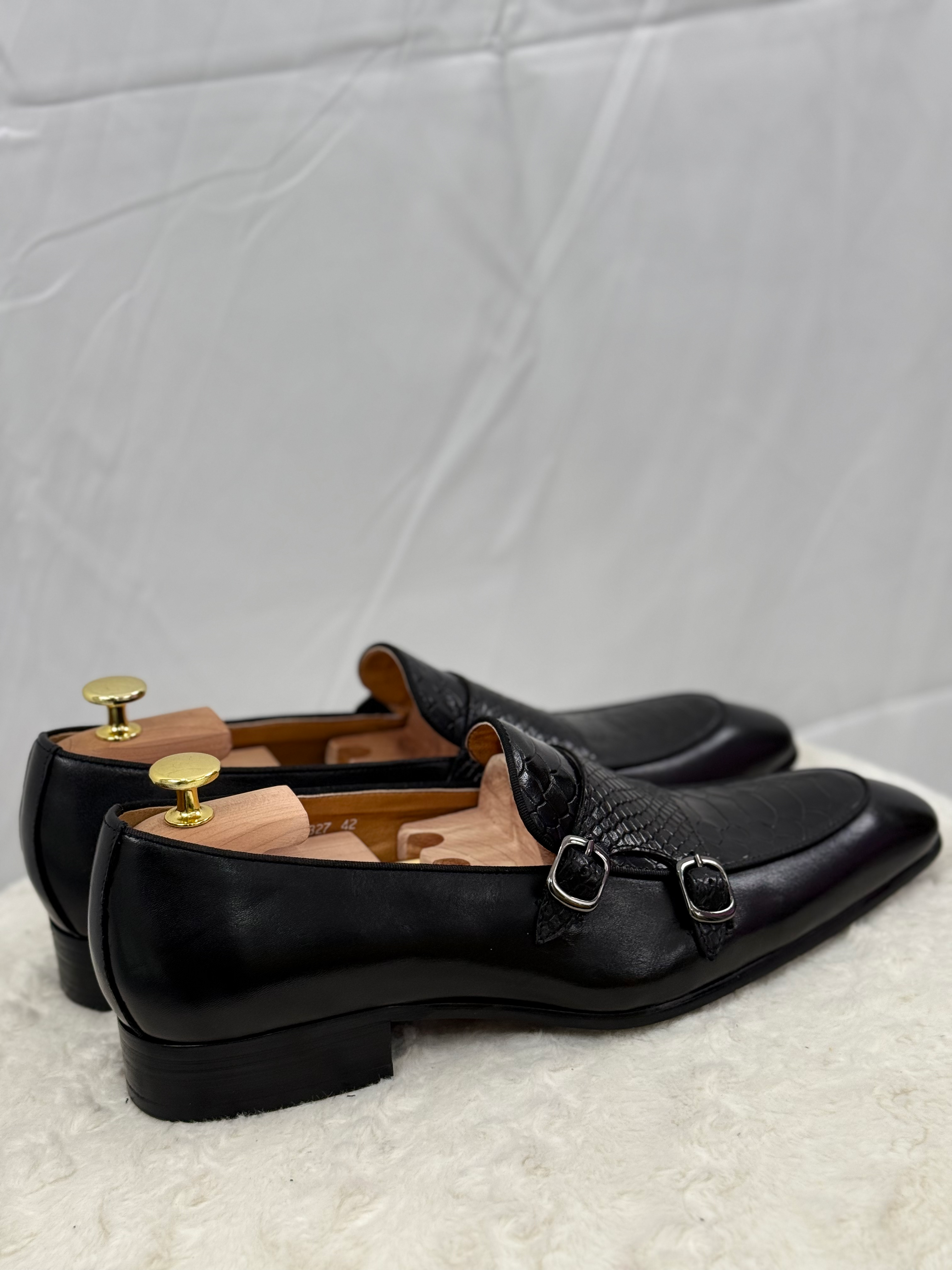 Men dressing shoes